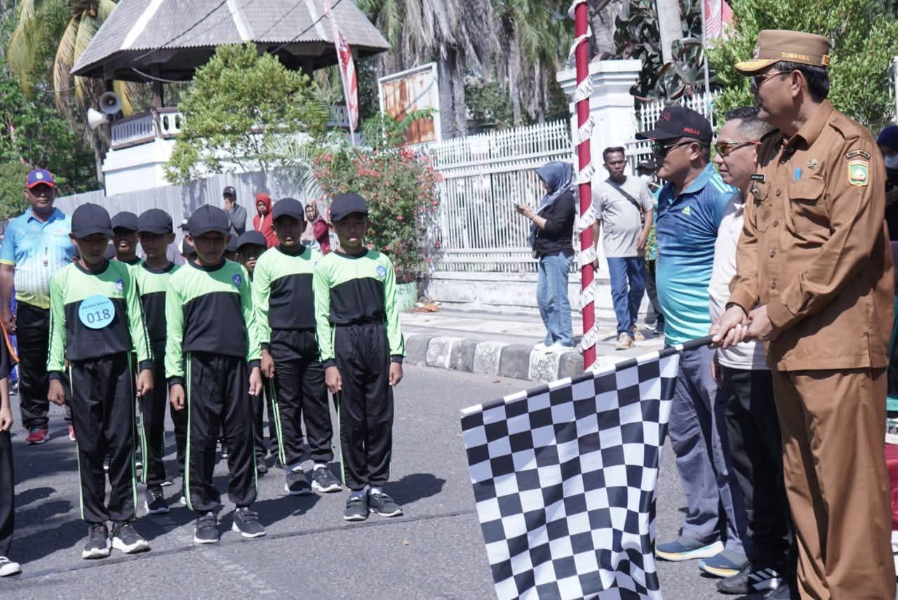 MERIAHKAN HUT RI KE-81, BUPATI SUMBAWA  LEPAS GERAK JALAN TEPAT WAKTU SD/MI
